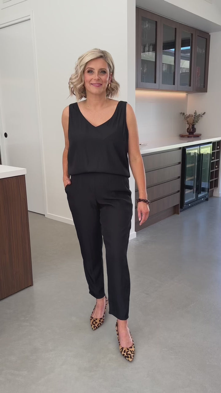 Norah Lustre tapered pant in Black