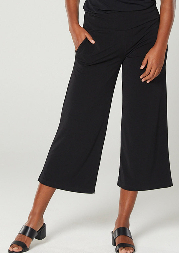 Lundie Jersey Women's 7/8 culotte pants in black.